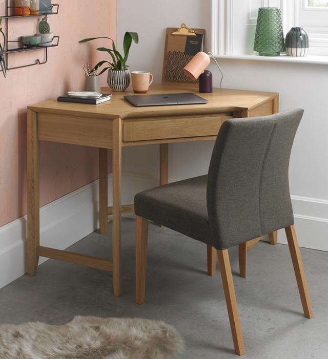 Pink and grey bedroom – wooden corner desk